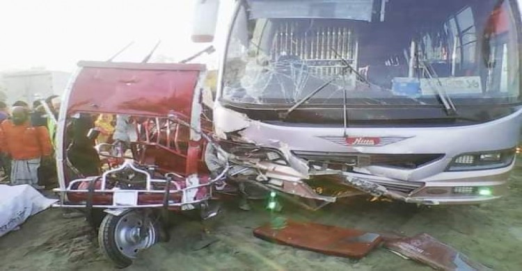 গোবিন্দগঞ্জে হানিফ পরিবহনের ধাক্কায় অটোরিক্সার ৬ যাত্রী নিহত, চালক আটক