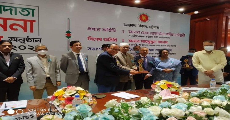 খাগড়াছড়ি জেলায় ১ম সর্বোচ্চ আয়কর প্রদানকারী এস অনন্ত বিকাশ ত্রিপুরা পেলেন সম্মাননা স্মারক