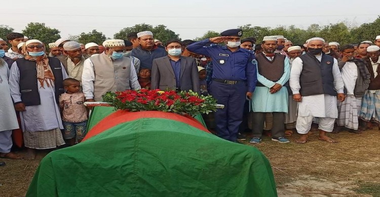 সাপাহারে বীর মুক্তিযোদ্ধা গোলাম রসুলের রাষ্ট্রীয় মর্যাদায় দাফন