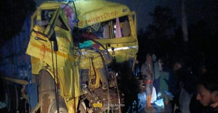 পুঠিয়ায় যাত্রীবাহী বাস ও ট্রাকের মুখোমুখি সংঘর্ষে বাসের হেলপার নিহত আহত ৬
