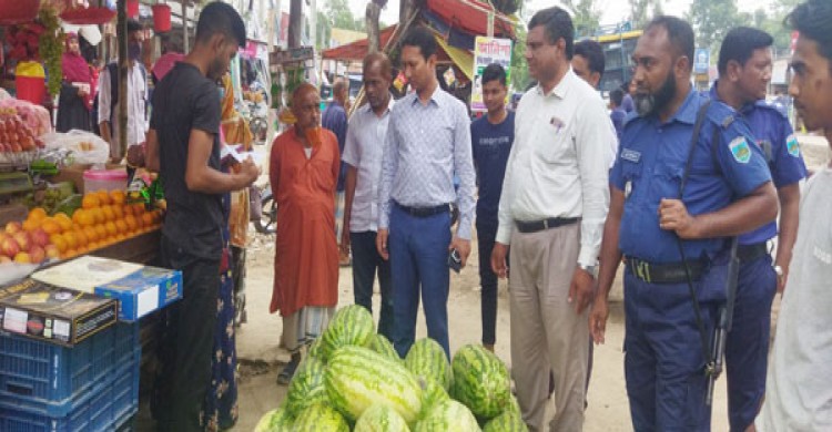 ধামইরহাটে কেজি দ্বরে তরমুজ বিক্রি বন্ধ করলো উপজেলা প্রশাসন, ভোক্তা অধিকার লঙ্ঘনে মোবাইল কোর্টে দুই ব্যবসায়ীর জরিমানা
