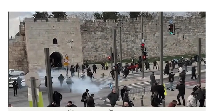 আল-আকসায় ঈদের নামাজে আসা মুসল্লিদের ওপর ইসরায়েলের হামলা