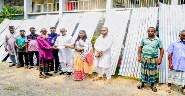দিনাজপুর বীরগঞ্জে অগ্নিকাণ্ডে ক্ষতিগ্রস্ত পরিবারকে আর্থিক সহায়তা ও টিন বিতরণ