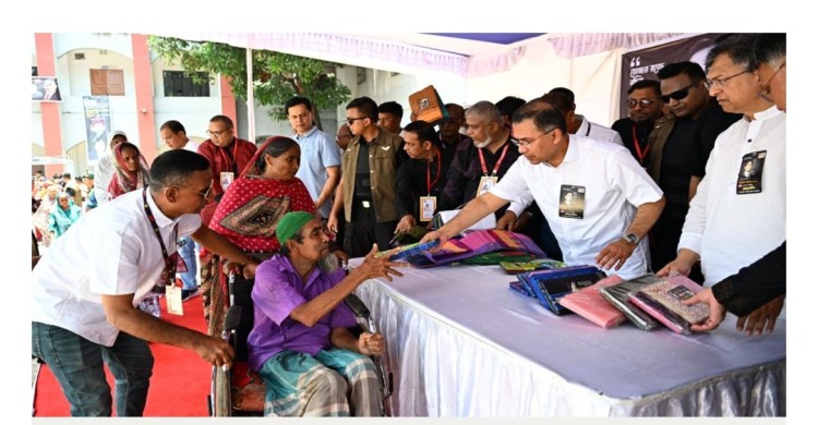 জিয়াউর রহমানের মৃত্যুবার্ষিকীতে দুঃস্থদের মধ্যে বস্ত্র বিতরণ প্রধানমন্ত্রীর