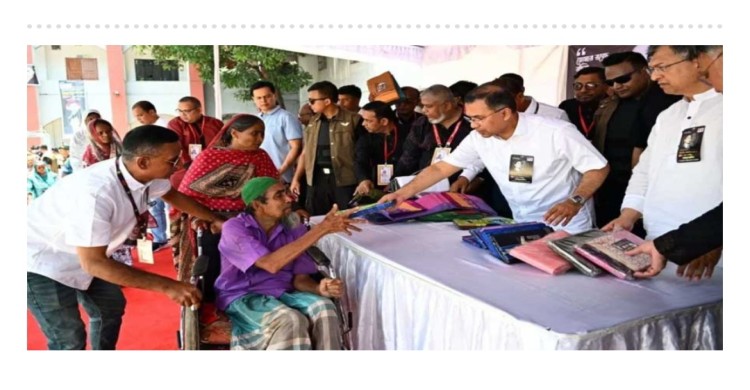 দুস্থদের মাঝে খাদ্যসামগ্রী ও বস্ত্র বিতরণ করলেন প্রধানমন্ত্রী