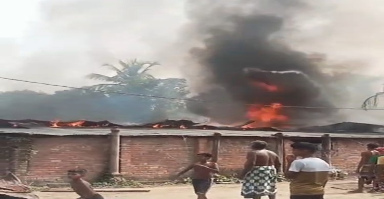 ভোলাহাটে  সর্টসার্কিটের আগুনে ৩টি বসতবাড়ীর ১১টি ঘর  ভস্মিভূত!