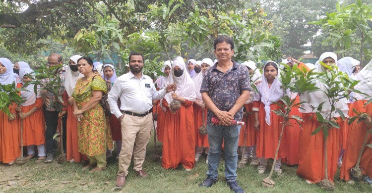 ব্র্যাকের উদ্যোগে চাঁপাইনবাবগঞ্জে ১৩ হাজারের বেশি গাছের চারা বিতরণ কর্মসূচি