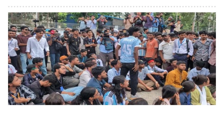 শিক্ষামন্ত্রীর পদত্যাগ দাবি, শিক্ষাবোর্ড থেকে ফের সাইন্সল্যাবে শিক্ষার্থীরা