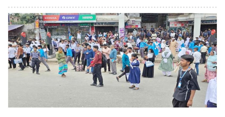 দ্বিতীয় দিনের মতো উত্তরার সড়কে শিক্ষার্থীরা