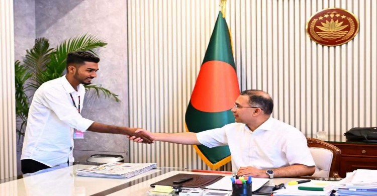 সেই রক্তমাখা পতাকা হাতে নিয়ে প্রধানমন্ত্রীর সঙ্গে সাক্ষাৎ করলেন শেখ আজিজুর রহমান