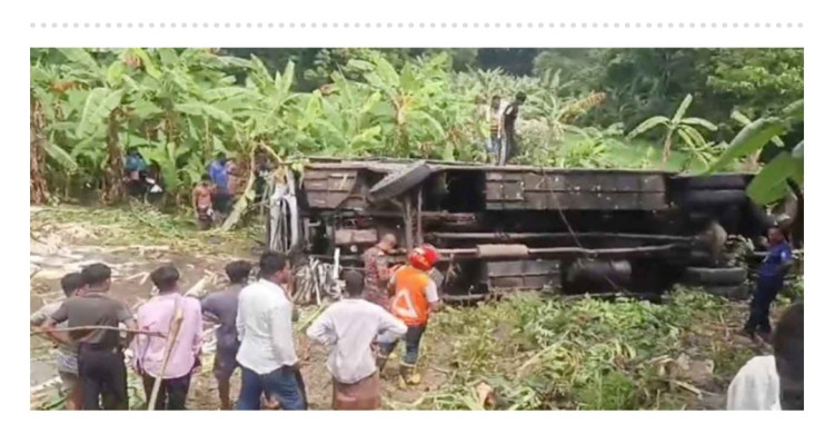গোপালগঞ্জের মুকসুদপুরে বাস খাঁদে নিহত ৩, আহত ৩০