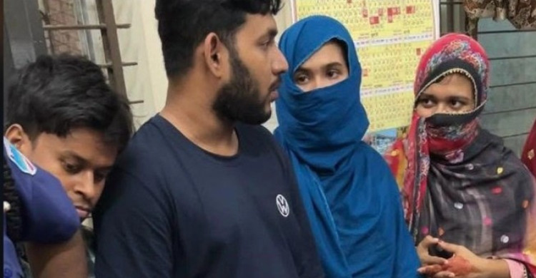 অনলাইন জুয়া পরিচালনার অভিযোগে যশোরে  ৪ জন আটক