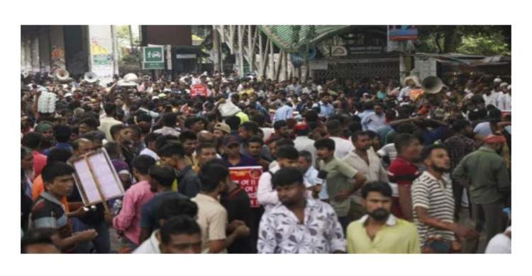 প্রেস ক্লাবের সামনে অটোরিকশা চালকদের অবরোধ, হয়রানি বন্ধের দাবি
