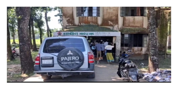 গ্রামীণ ব্যাংকের কার্যালয়ে আগুন— পুড়ল নথি, পেট্রোলের বোতল উদ্ধার